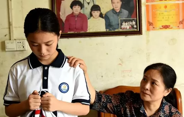 何小满提前出狱七年未归,养父接人时获留信与身世材料 - 现场图 何小满提前出狱七年未归,养父接人时获留信与身世材料 - 现场图